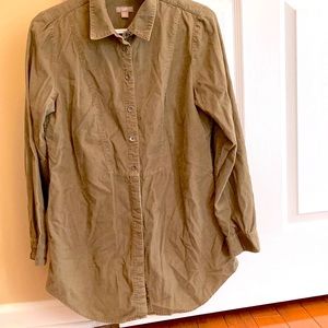 Preowned gently worn J. Jill 💯 % cotton front button top.